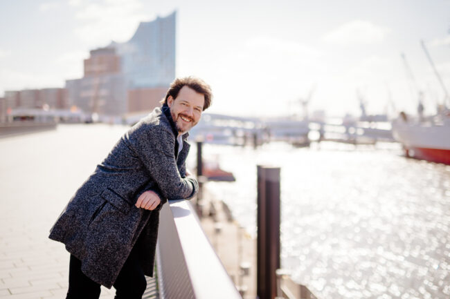 Personal Branding Fotografie Portraitfotografie Fotograf Köln Portraitfoto von einem Mann im Hamburger Hafen