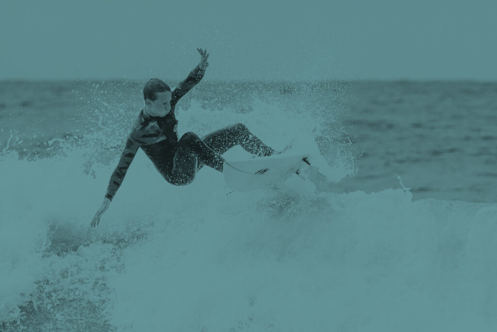 Surfer auf einer Welle bei einem Sportevent